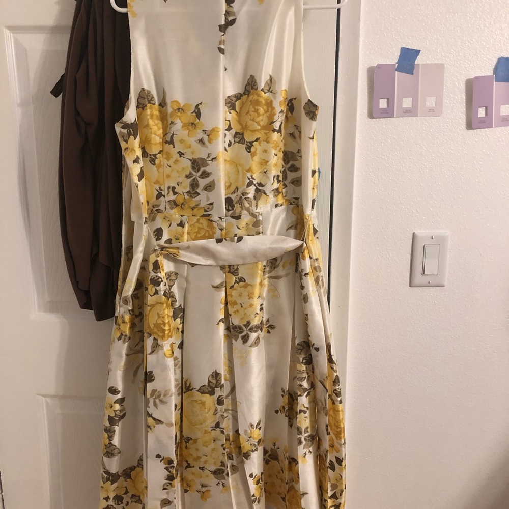 Dresses - Picture 6 of 6